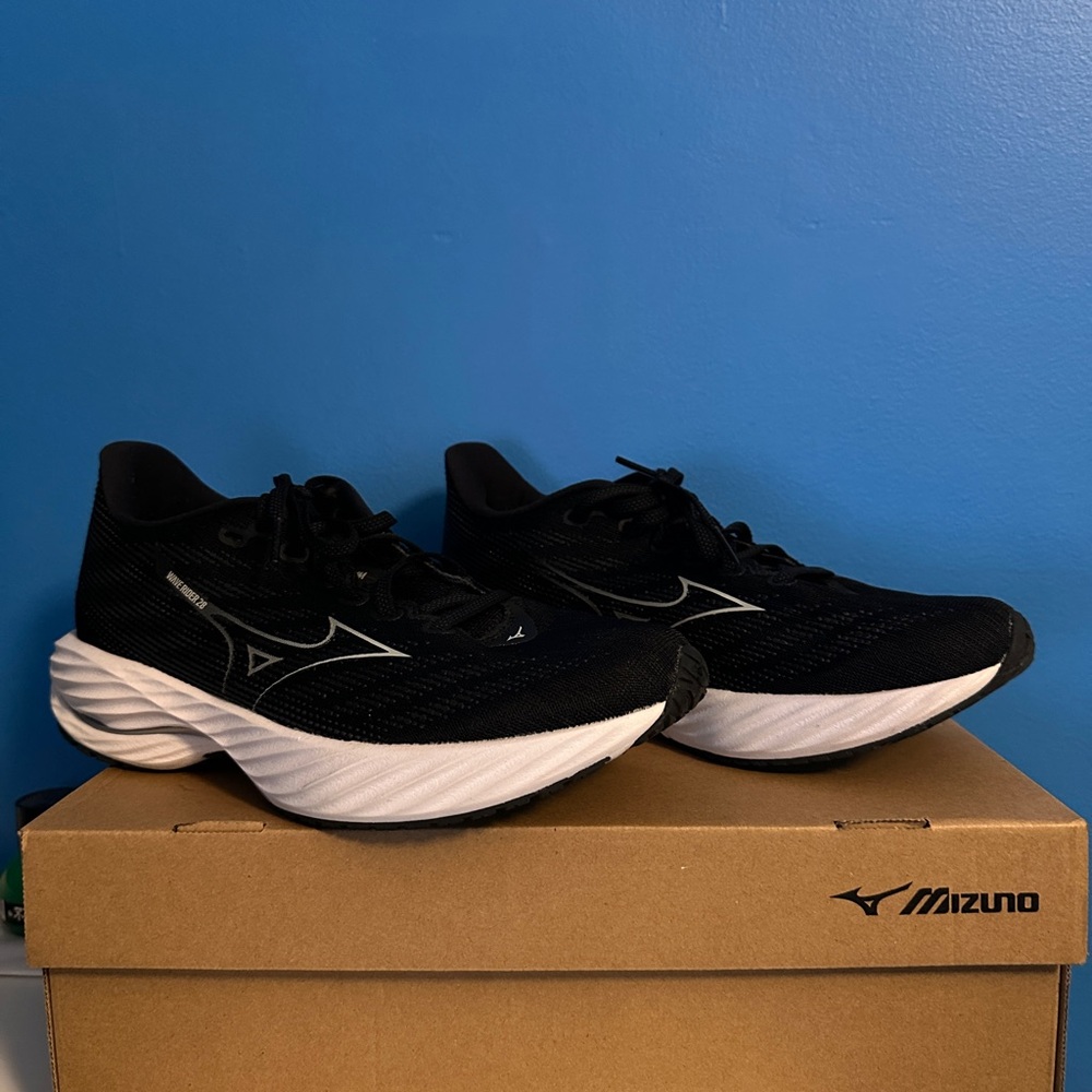 Mizuno Black and White Athletic Shoes with Modern Silhouette